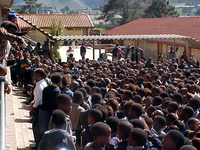 All the children gathered on the school square for a performance of SIMBA, the lion king, and the animal presenting the South African chips brand SIMBA.