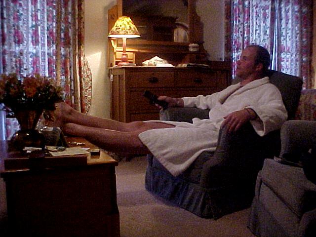 Before going to dinner, I had a relaxing bath and settled lazyly down in front of the tv in my own cottage. Look at that: ain't I terrible?