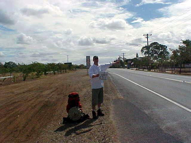 After a few days with the Smith family in Rockhampton, I had to get going again. Trish dropped me off on the Motorway up north towards Mackay, where I started hitchhiking again. Ooh, was that sun hot!