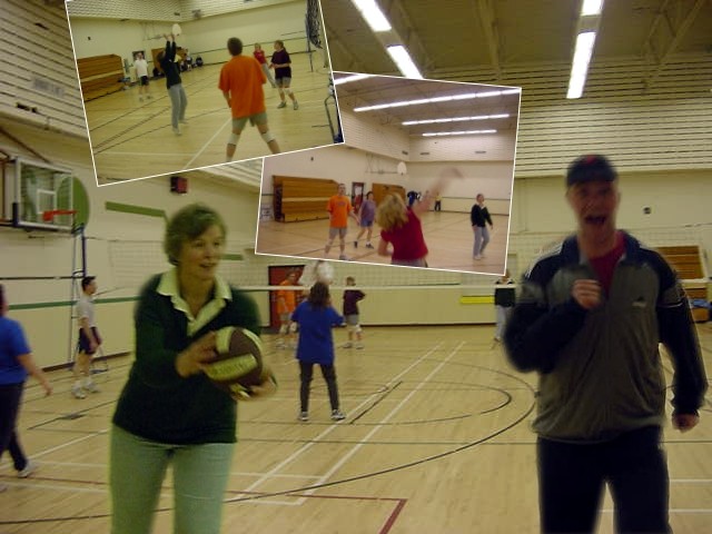 Ready for a sportive night out, dressed in my jogging suite, I run on my sporting shoes into that big gym hall. There were some 25 other adults and they all had formed four teams that play volleyball against each other twice in the coming two hours. 