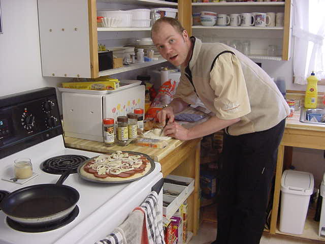 For dinner this evening, Dana prepares a pizza and I help him with the various toppings to make it a Pizza a la Ramon, something Italians will be green-eyed of! 
