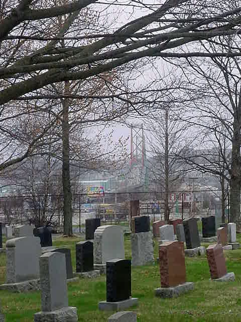 In this part of Canada towns have grown that big that cemeteries have become innercity parks. This is one of these cemetery parks in Dartmouth, with a view on the bridge to Halifax.