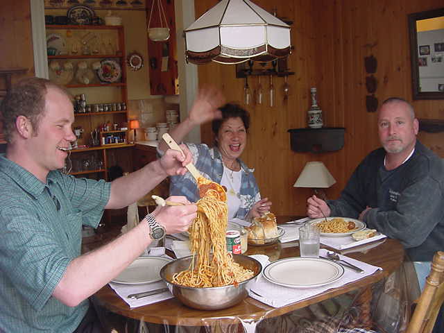 It was Donald who made this great spaghetti tonight, with very spicy meat balls. Goood!