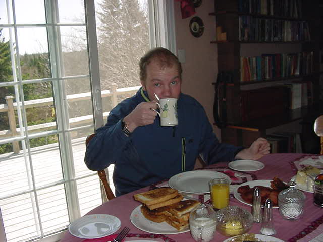 Unsurprisingly I slept over 12 hours last night. When I woke up it was time for a brunch and after freshening up I joined Bob and Eve Striha for a meal of bacon and eggs with unions and toast.