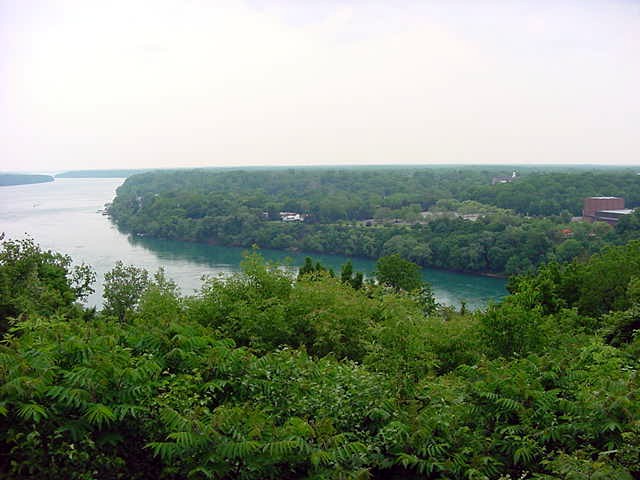 Doug had already presented the idea for a Sunday drive to the Niagara Falls. Halfway the road to there, I got to see this great view.