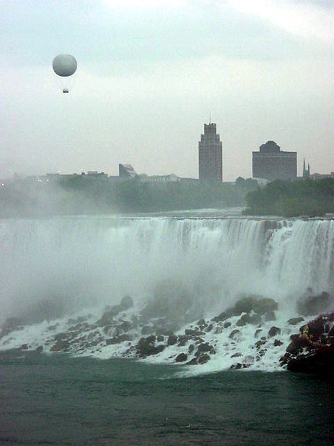 Ah, the mist moved out a bit and there you see a better view on the American Falls.