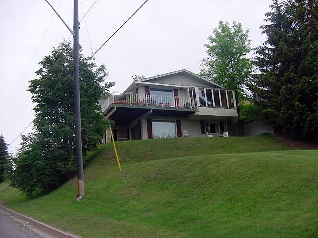 My hosts in Thunder Bay live on the top floor of this duplex house with a beautiful view on the big Lake.