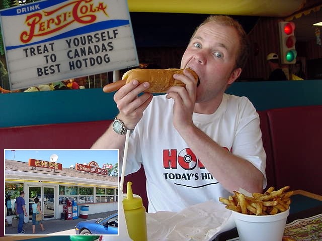 In the afternoon Michelle and Christian drove me all the way to the northern town Lockport, known for Canadas best hot dogs. And of course they made me try the foot long hot dog. Yummy!