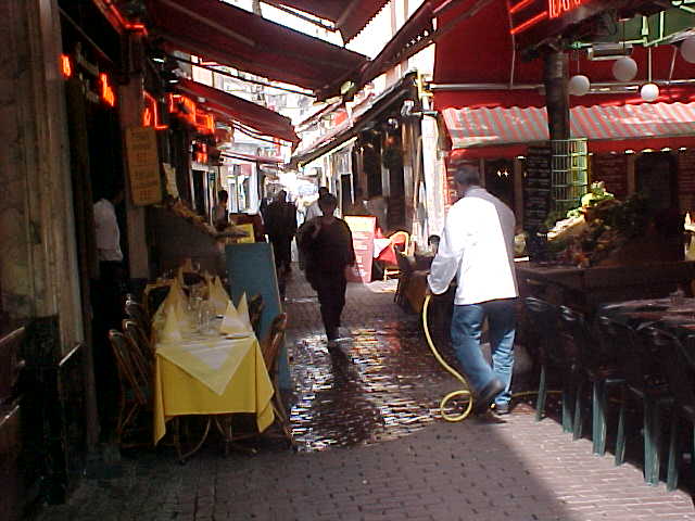 The famous restaurant alley in Brussels. Don not eat here, allthough it looks like you can eat Belgian food and it looks all very luxurous. These restaurants are all in the hands of non Belgians who think they can get quit some money from tourists, because it looks so nice Belgian. And you even have to pay for your fork and knive, what is not mentioned on the menu. Just a reminder...