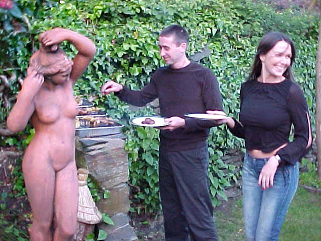 Paul and Suzanne are doing the barbecuethings in the garden... Suzanne loves to pose (for this photo I mean)