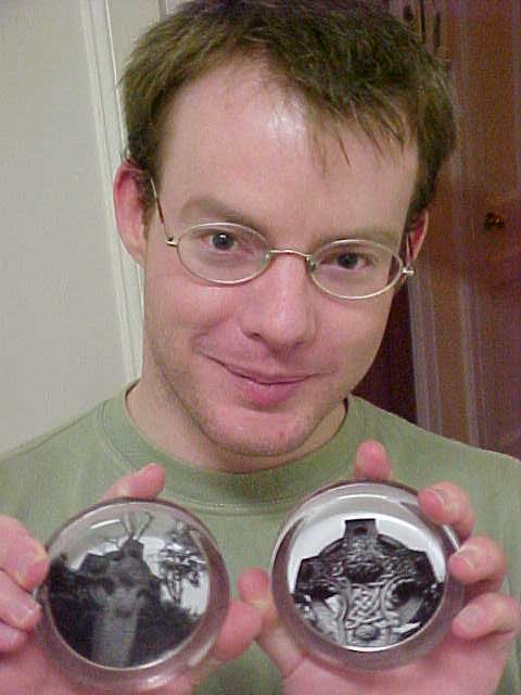 As The Gifts from Sally in Belfast Tom got these selfmade glass paper weights, with original Irish Celtic crosses in it. It came together with a original Ulster Red Hand lollypop...