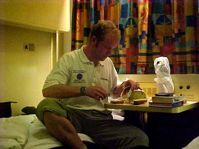 A night on the boat meant no host who would share a meal with me. Thanks to my new bank card from my new Letmestayforaday-bank account I could BUY myself a loaf of bread and two cans of tunafish in tomato sauce. Some Dutch people had already sent in some donations to support me during my travels, as they understood how a Dutch sponsor is about to let me down on my equipment. 
