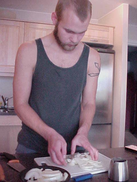 And assistent Rune prepares dinner. Do not cry with those onions!